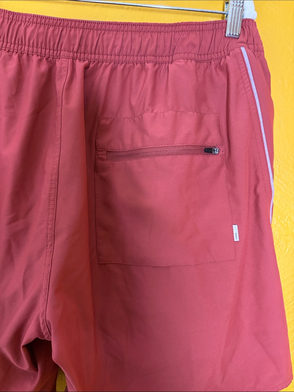Vuori Like New Large Men's 2.0 Trail Shorts Redwood Colorway - Picture 9 of 10